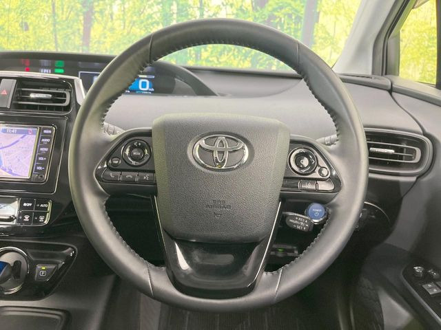 �C���e���A�ɍ��킹���f�U�C���̃X�e�A�����O�́A�^�]�������̂��Ƃ��l���A�^�]���₷���`��A�傫���ł��B�����x�A���ۂɐG���Ă��m���߂��������B