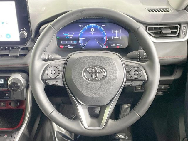 �C���e���A�ɍ��킹���f�U�C���̃X�e�A�����O�́A�^�]�������̂��Ƃ��l���A�^�]���₷���`��A�傫���ł��B�����x�A���ۂɐG���Ă��m���߂��������B