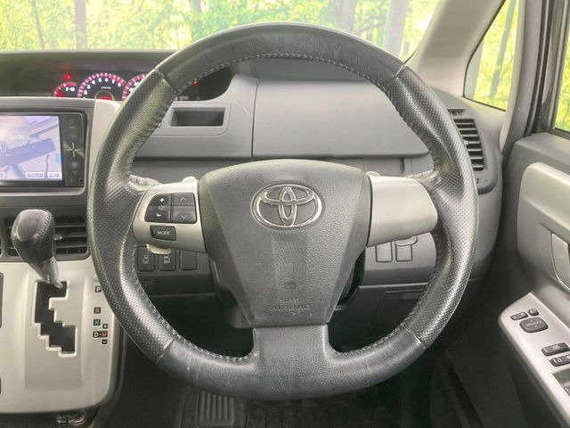 �C���e���A�ɍ��킹���f�U�C���̃X�e�A�����O�́A�^�]�������̂��Ƃ��l���A�^�]���₷���`��A�傫���ł��B�����x�A���ۂɐG���Ă��m���߂��������B