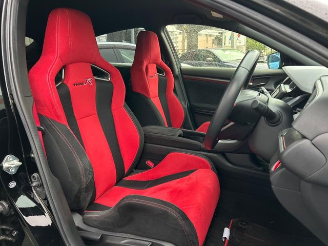 ドライバーによって運転しやすいポジションは異なり、あの車はどうなのか不安なこともありますよね。気になるお車は店頭で乗り込んでご確認いただけます♪