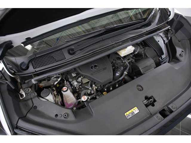 2.4L�^�[�{+���[�^�[�̃n�C�u���b�h�V�X�e�����ځB�͋����������\�Ə㎿�ȐÏl���A������WLTC�R��13.8km/L�̊����\���������ŗ���������i�p���[�g���C�����������Ă���܂��B
