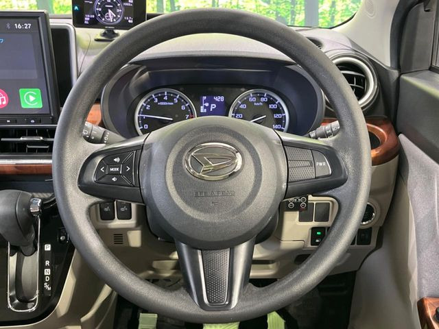 �C���e���A�ɍ��킹���f�U�C���̃X�e�A�����O�́A�^�]�������̂��Ƃ��l���A�^�]���₷���`��A�傫���ł��B�����x�A���ۂɐG���Ă��m���߂��������B