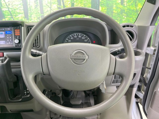 �C���e���A�ɍ��킹���f�U�C���̃X�e�A�����O�́A�^�]�������̂��Ƃ��l���A�^�]���₷���`��A�傫���ł��B�����x�A���ۂɐG���Ă��m���߂��������B