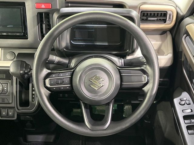 �C���e���A�ɍ��킹���f�U�C���̃X�e�A�����O�́A�^�]�������̂��Ƃ��l���A�^�]���₷���`��A�傫���ł��B�����x�A���ۂɐG���Ă��m���߂��������B