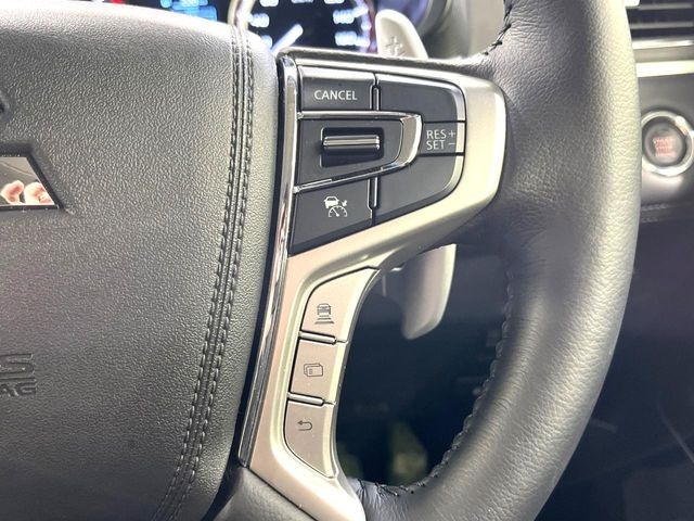 【三菱e-Assist】走行中に前方の車両等を認識し、衝突しそうな時は警報とブレーキで衝突回避と被害軽減をアシスト。より安全にドライブをお楽しみいただけます。