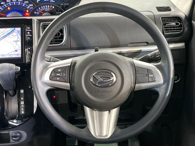 �C���e���A�ɍ��킹���f�U�C���̃X�e�A�����O�́A�^�]�������̂��Ƃ��l���A�^�]���₷���`��A�傫���ł��B�����x�A���ۂɐG���Ă��m���߂��������B