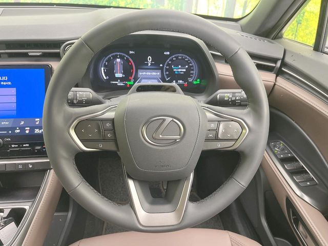 �C���e���A�ɍ��킹���f�U�C���̃X�e�A�����O�́A�^�]�������̂��Ƃ��l���A�^�]���₷���`��A�傫���ł��B�����x�A���ۂɐG���Ă��m���߂��������B