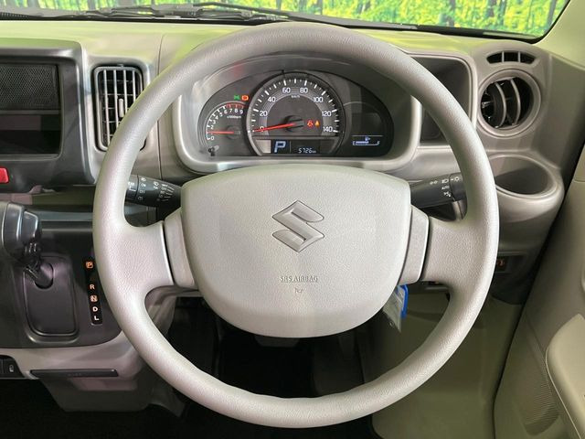 �C���e���A�ɍ��킹���f�U�C���̃X�e�A�����O�́A�^�]�������̂��Ƃ��l���A�^�]���₷���`��A�傫���ł��B�����x�A���ۂɐG���Ă��m���߂��������B