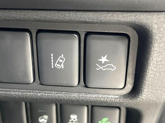 【三菱e-Assist】走行中に前方の車両等を認識し、衝突しそうな時は警報とブレーキで衝突回避と被害軽減をアシスト。より安全にドライブをお楽しみいただけます。