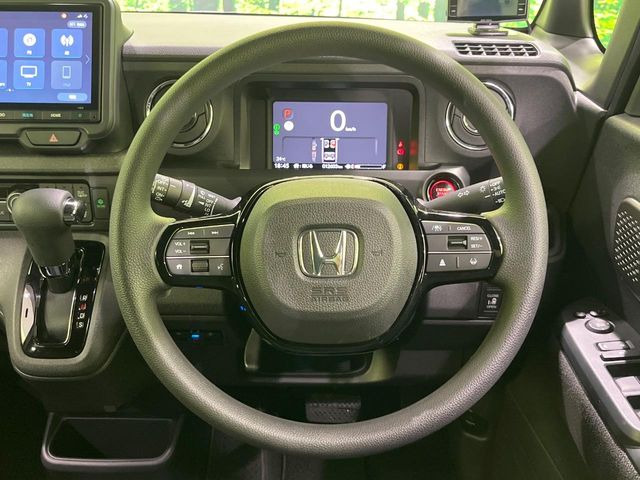 �C���e���A�ɍ��킹���f�U�C���̃X�e�A�����O�́A�^�]�������̂��Ƃ��l���A�^�]���₷���`��A�傫���ł��B�����x�A���ۂɐG���Ă��m���߂��������B