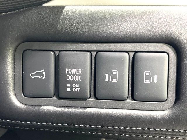 【両側パワースライドドア】スマートキーや運転席のスイッチで後席両側スライドドアの開閉が可能♪電動だから力を入れてドアを開ける必要が無く、小さなお子様でも簡単に開け閉めでき快適です♪