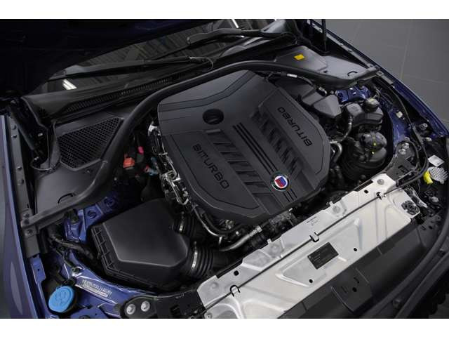 3.0L ����6�C��DOHC�c�C���^�[�{�G���W���𓋍ځB�o��462ps/71.4kgm�𔭊����A�A���s�i�Ȃ�ł͂̏㎿���͋�����������y���݂���������p���[�g���C���ł��B