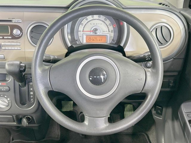 �C���e���A�ɍ��킹���f�U�C���̃X�e�A�����O�́A�^�]�������̂��Ƃ��l���A�^�]���₷���`��A�傫���ł��B�����x�A���ۂɐG���Ă��m���߂��������B