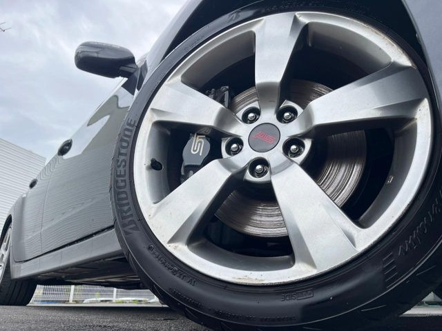 �y����18�C���`�A���~�z�C�[���z�O�ςɃ}�b�`���������A���~�z�C�[���𑕒����Ă���܂��B�e��ЊO�A���~�z�C�[����A�X�^�b�h���X�^�C�����戵�����Ă���܂��B���񂲑��k����������