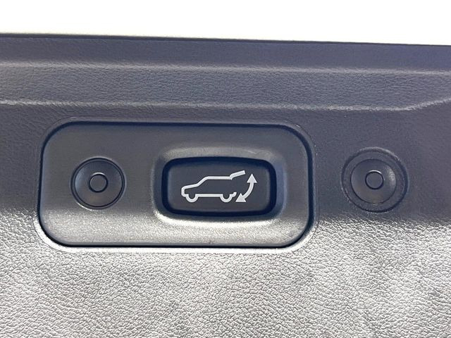 【パワーバックドア】スマートキーや運転席のボタンを押すだけでリアゲートが自動で開閉します!荷物を持っている時や、高い位置にあるバックドアを閉める際に便利な機能です♪