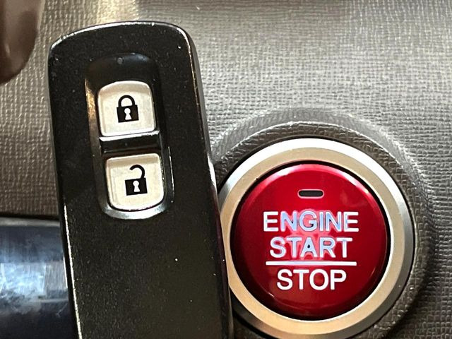 �yHonda�X�}�[�g�L�[�z�J�o����|�P�b�g�ɓ��ꂽ�܂܂ł��h�A�̎{���E�������\�ȃX�}�[�g�L�[�𑕔��B�G���W���̃I���E�I�t�����J�M�����o���K�v����������Ƃ��Ă��֗��ł���