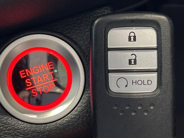 �yHonda�X�}�[�g�L�[�z�J�o����|�P�b�g�ɓ��ꂽ�܂܂ł��h�A�̎{���E�������\�ȃX�}�[�g�L�[�𑕔��B�G���W���̃I���E�I�t�����J�M�����o���K�v����������Ƃ��Ă��֗��ł���