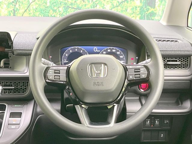 �C���e���A�ɍ��킹���f�U�C���̃X�e�A�����O�́A�^�]�������̂��Ƃ��l���A�^�]���₷���`��A�傫���ł��B�����x�A���ۂɐG���Ă��m���߂��������B