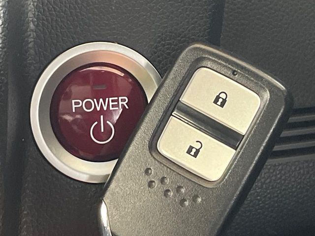 �yHonda�X�}�[�g�L�[�z�J�o����|�P�b�g�ɓ��ꂽ�܂܂ł��h�A�̎{���E�������\�ȃX�}�[�g�L�[�𑕔��B�G���W���̃I���E�I�t�����J�M�����o���K�v����������Ƃ��Ă��֗��ł���