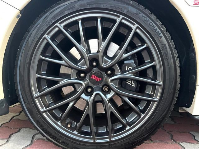 �y����18�C���`�A���~�z�C�[���z�O�ςɃ}�b�`���������A���~�z�C�[���𑕒����Ă���܂��B�e��ЊO�A���~�z�C�[����A�X�^�b�h���X�^�C�����戵�����Ă���܂��B���񂲑��k����������