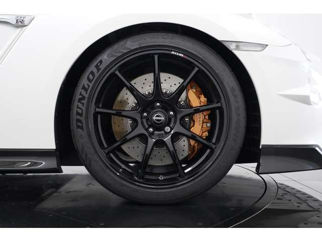 ��p20�C���`�A���~�b���z�C�[��(NISMO���[�V���O�u���b�N)�𑕒��B�y�ʉ��ƍ����𗼗�����RAYS���z�C�[�����A��������͋�����ۂ�����Ă���܂��B