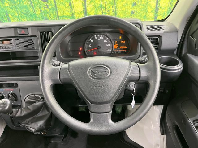 �C���e���A�ɍ��킹���f�U�C���̃X�e�A�����O�́A�^�]�������̂��Ƃ��l���A�^�]���₷���`��A�傫���ł��B�����x�A���ۂɐG���Ă��m���߂��������B