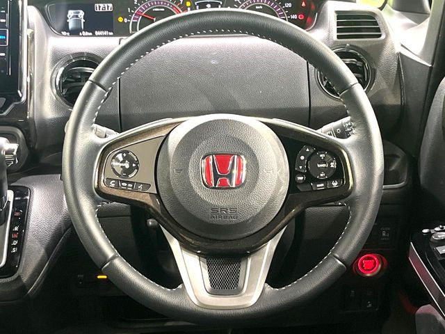 �C���e���A�ɍ��킹���f�U�C���̃X�e�A�����O�́A�^�]�������̂��Ƃ��l���A�^�]���₷���`��A�傫���ł��B�����x�A���ۂɐG���Ă��m���߂��������B