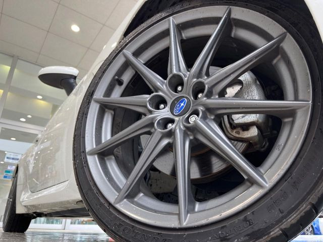 �y����18�C���`�A���~�z�C�[���z�O�ςɃ}�b�`���������A���~�z�C�[���𑕒����Ă���܂��B�e��ЊO�A���~�z�C�[����A�X�^�b�h���X�^�C�����戵�����Ă���܂��B���񂲑��k����������