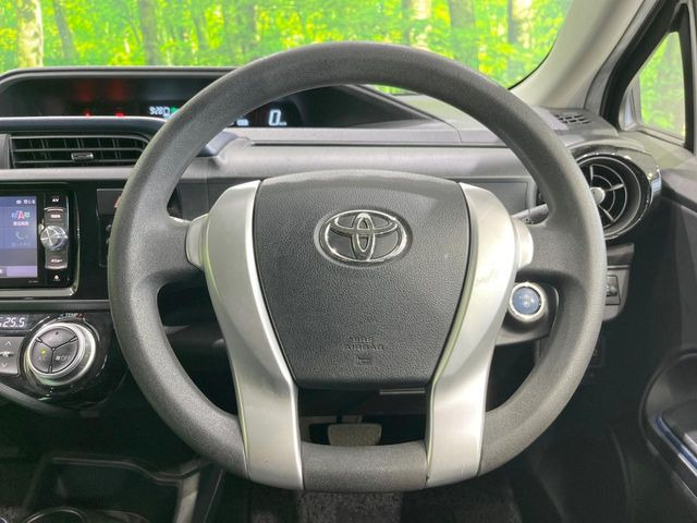 �C���e���A�ɍ��킹���f�U�C���̃X�e�A�����O�́A�^�]�������̂��Ƃ��l���A�^�]���₷���`��A�傫���ł��B�����x�A���ۂɐG���Ă��m���߂��������B