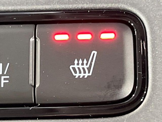 【シートヒーター】寒い日に重宝するシートヒーター!エアコンより早く温まってくれるので寒がりの人も安心ですね♪エアコンの温風は乾燥するから苦手、という方にもをおすすめです。