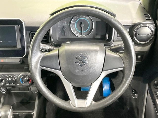 �C���e���A�ɍ��킹���f�U�C���̃X�e�A�����O�́A�^�]�������̂��Ƃ��l���A�^�]���₷���`��A�傫���ł��B�����x�A���ۂɐG���Ă��m���߂��������B