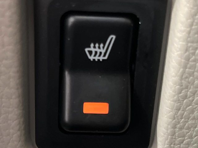 【シートヒーター】寒い日に重宝するシートヒーター!エアコンより早く温まってくれるので寒がりの人も安心ですね♪エアコンの温風は乾燥するから苦手、という方にもをおすすめです。