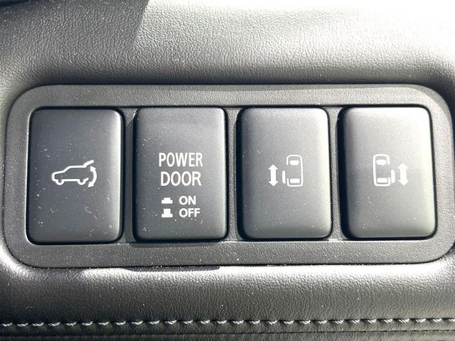 【両側パワースライドドア】スマートキーや運転席のスイッチで後席両側スライドドアの開閉が可能♪電動だから力を入れてドアを開ける必要が無く、小さなお子様でも簡単に開け閉めでき快適です♪