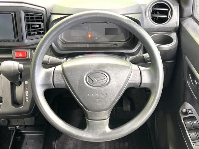 �C���e���A�ɍ��킹���f�U�C���̃X�e�A�����O�́A�^�]�������̂��Ƃ��l���A�^�]���₷���`��A�傫���ł��B�����x�A���ۂɐG���Ă��m���߂��������B