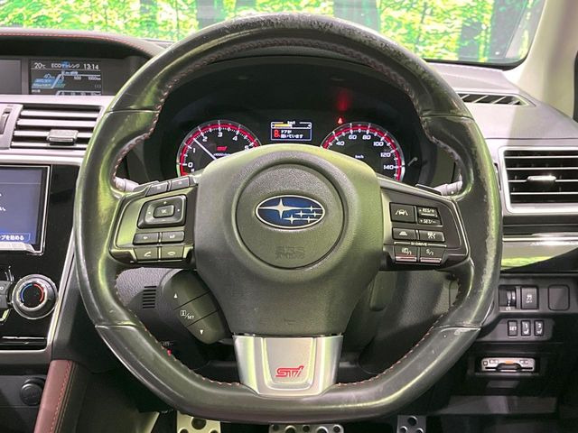 �C���e���A�ɍ��킹���f�U�C���̃X�e�A�����O�́A�^�]�������̂��Ƃ��l���A�^�]���₷���`��A�傫���ł��B�����x�A���ۂɐG���Ă��m���߂��������B