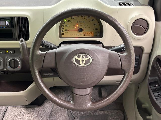 �C���e���A�ɍ��킹���f�U�C���̃X�e�A�����O�́A�^�]�������̂��Ƃ��l���A�^�]���₷���`��A�傫���ł��B�����x�A���ۂɐG���Ă��m���߂��������B