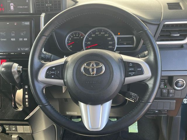 �C���e���A�ɍ��킹���f�U�C���̃X�e�A�����O�́A�^�]�������̂��Ƃ��l���A�^�]���₷���`��A�傫���ł��B�����x�A���ۂɐG���Ă��m���߂��������B