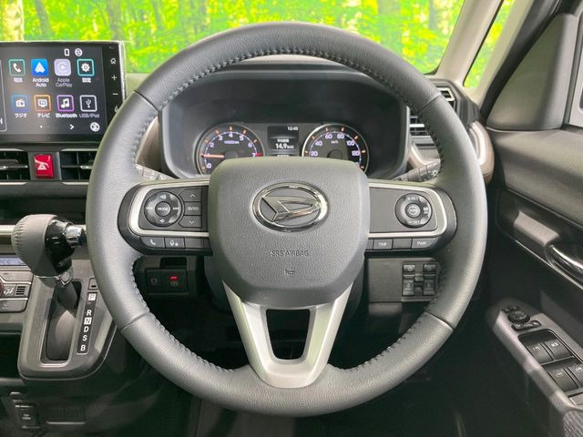 �C���e���A�ɍ��킹���f�U�C���̃X�e�A�����O�́A�^�]�������̂��Ƃ��l���A�^�]���₷���`��A�傫���ł��B�����x�A���ۂɐG���Ă��m���߂��������B