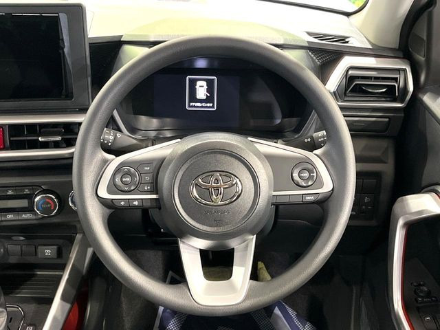 �C���e���A�ɍ��킹���f�U�C���̃X�e�A�����O�́A�^�]�������̂��Ƃ��l���A�^�]���₷���`��A�傫���ł��B�����x�A���ۂɐG���Ă��m���߂��������B