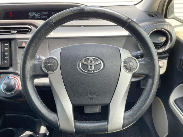�C���e���A�ɍ��킹���f�U�C���̃X�e�A�����O�́A�^�]�������̂��Ƃ��l���A�^�]���₷���`��A�傫���ł��B�����x�A���ۂɐG���Ă��m���߂��������B