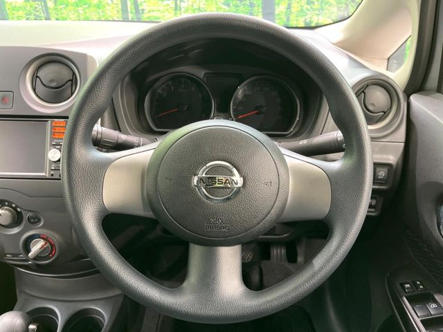 �C���e���A�ɍ��킹���f�U�C���̃X�e�A�����O�́A�^�]�������̂��Ƃ��l���A�^�]���₷���`��A�傫���ł��B�����x�A���ۂɐG���Ă��m���߂��������B