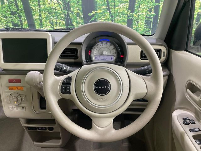 �C���e���A�ɍ��킹���f�U�C���̃X�e�A�����O�́A�^�]�������̂��Ƃ��l���A�^�]���₷���`��A�傫���ł��B�����x�A���ۂɐG���Ă��m���߂��������B