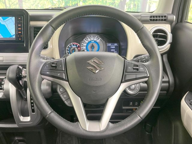 �C���e���A�ɍ��킹���f�U�C���̃X�e�A�����O�́A�^�]�������̂��Ƃ��l���A�^�]���₷���`��A�傫���ł��B�����x�A���ۂɐG���Ă��m���߂��������B