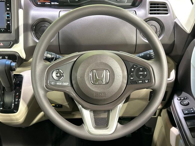 �C���e���A�ɍ��킹���f�U�C���̃X�e�A�����O�́A�^�]�������̂��Ƃ��l���A�^�]���₷���`��A�傫���ł��B�����x�A���ۂɐG���Ă��m���߂��������B