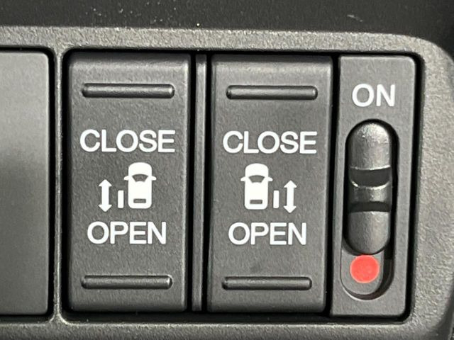 【両側パワースライドドア】スマートキーや運転席のスイッチで後席両側スライドドアの開閉が可能♪電動だから力を入れてドアを開ける必要が無く、小さなお子様でも簡単に開け閉めでき快適です♪