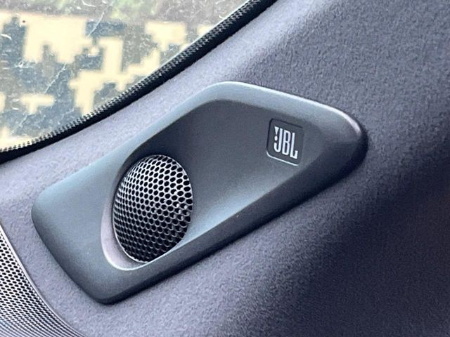 �yJBL�T�E���h�V�X�e���z���[�J�[�I�v�V�����̍��i�ʃT�E���h�V�X�e���𓋍ځB��p�̃`���[�j���O���{���ꂽ�召�l�X�ȃX�s�[�J�[����ǎ��ȃT�E���h���t�ł��A�Տꊴ���ӂ�鉹����Ԃ����o���܂��B