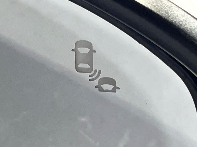 【ブラインドスポットインフォメーション】走行中、ドアミラーの死角になりやすい箇所に後続車が接近するとサイドミラー付近に警告を表示、ドライバーに注意喚起をしてくれます。