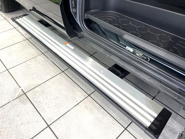 【電動サイドステップ】車高の高いお車でも、これがあれば小さいお子様の乗り降りも楽々♪スライドドアと連動して作動する為、煩わしい操作は不要です!