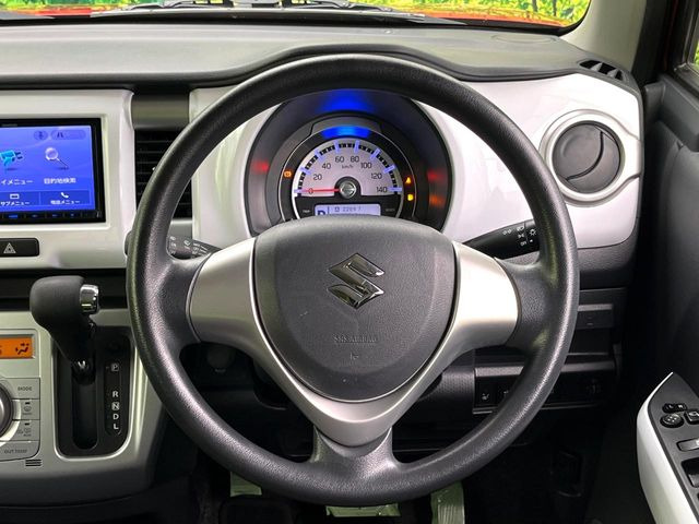 �C���e���A�ɍ��킹���f�U�C���̃X�e�A�����O�́A�^�]�������̂��Ƃ��l���A�^�]���₷���`��A�傫���ł��B�����x�A���ۂɐG���Ă��m���߂��������B