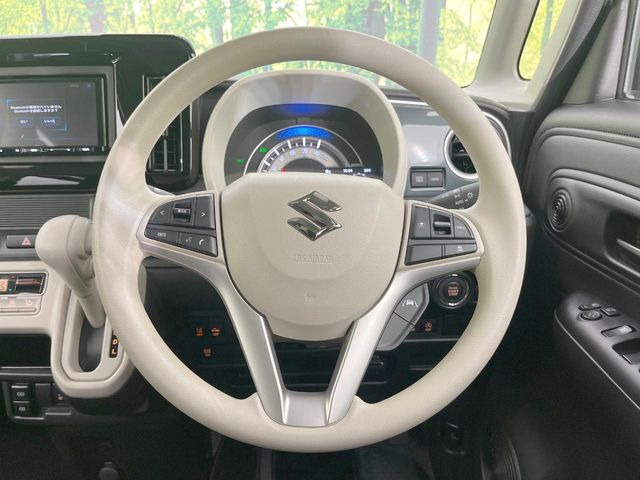 �C���e���A�ɍ��킹���f�U�C���̃X�e�A�����O�́A�^�]�������̂��Ƃ��l���A�^�]���₷���`��A�傫���ł��B�����x�A���ۂɐG���Ă��m���߂��������B